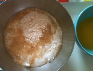 Première étape : faire fondre le beurre et mélanger la farine et le sucre