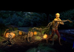 Sculpture sur citrouilles de Halloween : attaque de zombies