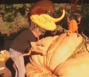 Sculpture de la plus grosse citrouille de Halloween