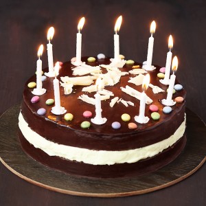 Un beau gâteau pour les sélections d'anniversaires