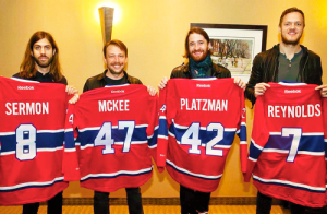 Ils se sont fait fabriquer des chandails identiques à ceux du groupe de hockey de Montréal.