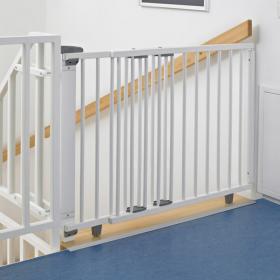 Pour la sécurité d'un somnambule, des barrières de sécurité aux escaliers peuvent être utiles.