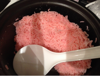 riz avec colorant alimentaire rouge