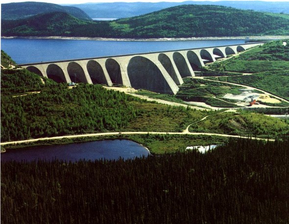 Au Québec, il y a des centrales hydrauliques qui produisent de l'électricité
