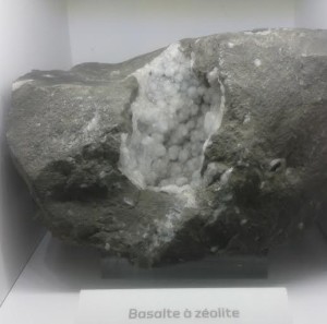 roche basaltique avec des bulles