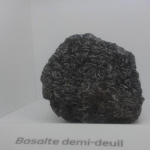 basalte avec des cristaux en baguettes