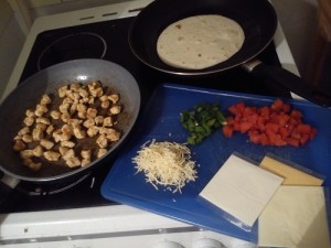 Quesadillas ensemble tortilla+ingrédients+poulet
