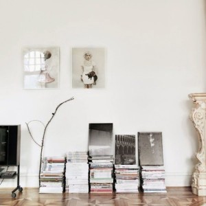 meuble d'appoint avec des magazines