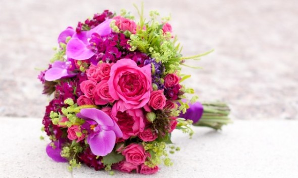 bouquet de fleurs roses et violettes