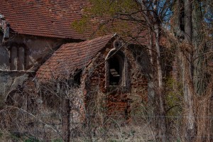Cache-cache dans un village abandonné