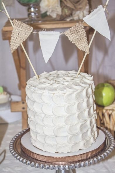 Gâteau de mariage décoré avec de la toile de jute