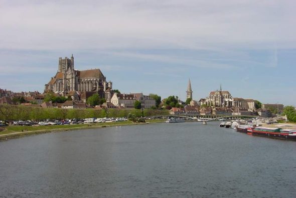 L'Yonne passe à Auxerre avant de rejoindre la Seine