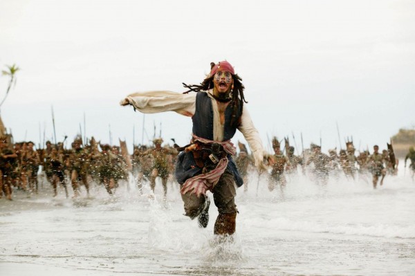 Jack Sparrow prenant la fuite devant une tribu de cannibales 