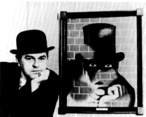 Photographie de Magritte, posant à côté de l'un de ses tableaux, "Le barbare"