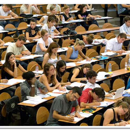 Amphithéâtre universitaire lors d'un cours