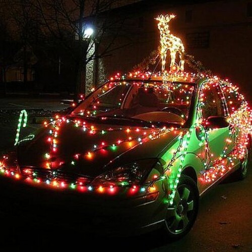 Voiture décorée de guirlandes de Noël