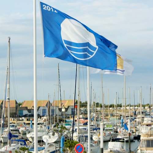 Le drapeau Pavillon Bleu récompensent les plages écoresponsables