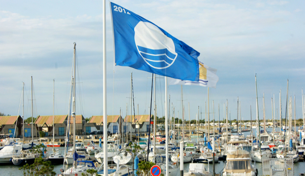 Le drapeau Pavillon Bleu récompensent les plages écoresponsables