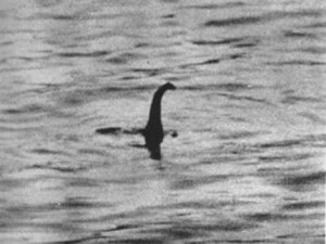 Cette photo est un canular censé représenter le monstre du Loch Ness.