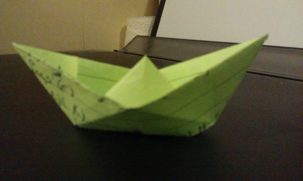 Le bateau est devenu un grand classique de pliage de papier. 