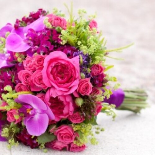 bouquet de fleurs roses et violettes