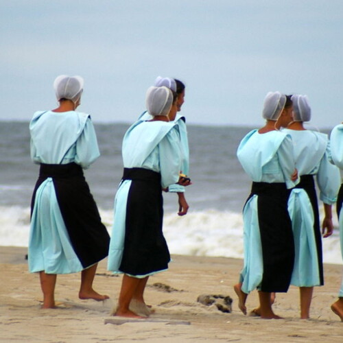 Voici des femmes Amish sur la plage