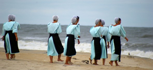 Voici des femmes Amish sur la plage